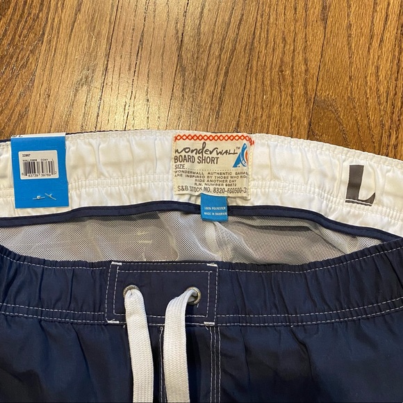 NWT Navy and white Wonderwall Board Shorts L - Picture 3 of 4